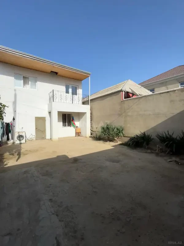 Satılır 7 otaqlı həyət evi 195 m²