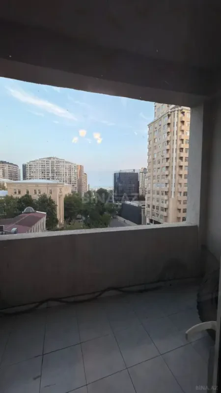 Satılır 4 otaqlı mənzil 198 m²