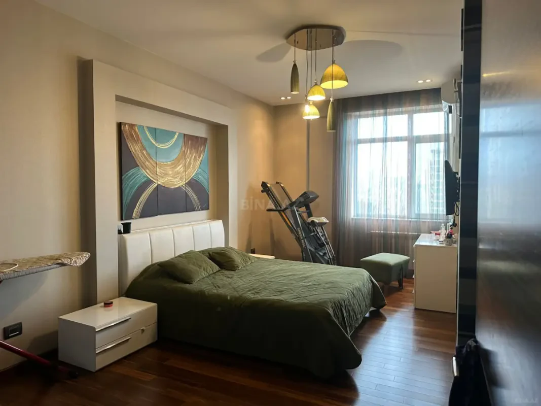 Satılır 4 otaqlı mənzil 183 m²
