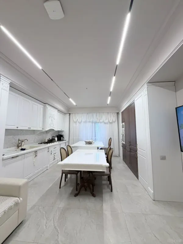 Satılır 4 otaqlı mənzil 210 m²
