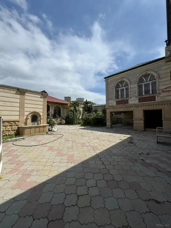 Satılır 7 otaqlı həyət evi 300 m²
