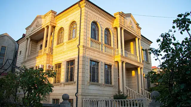 Satılır 11 otaqlı həyət evi 655 m² — Bakı, Badamdar 11 otaq 655.00 m²