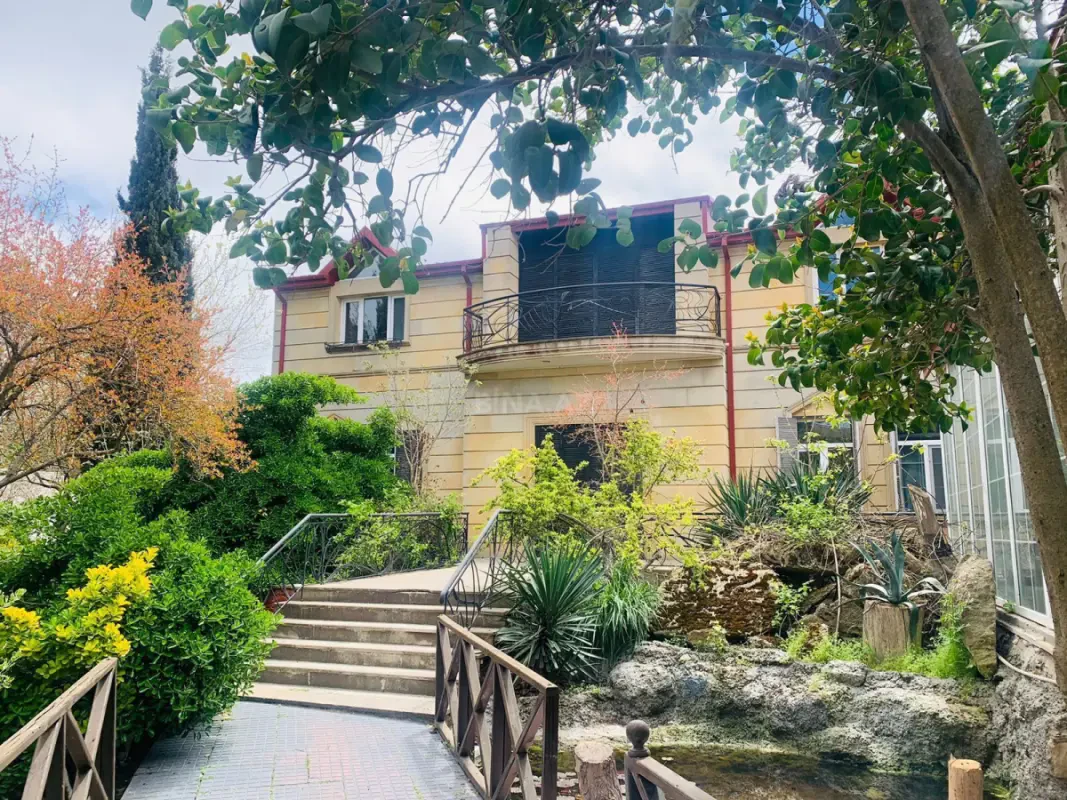 Kirayə verilir 10 otaqlı həyət evi 550 m²