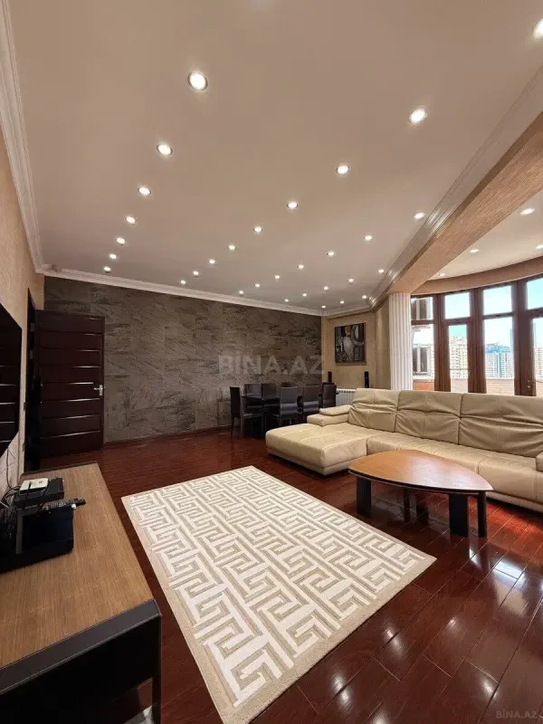 Satılır 4 otaqlı mənzil 177 m²