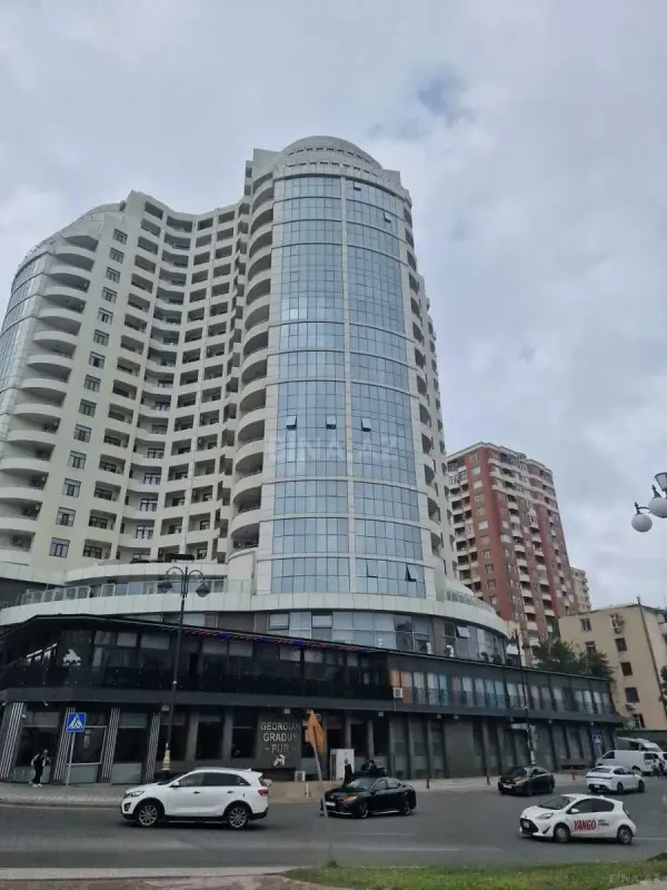 Satılır 4 otaqlı mənzil 201 m²