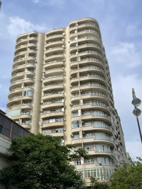 Satılır 3 otaqlı mənzil 190 m²