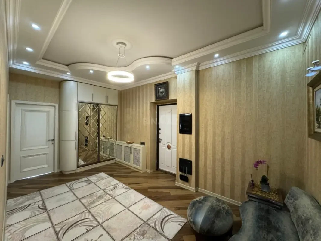 Satılır 3 otaqlı mənzil 131 m²