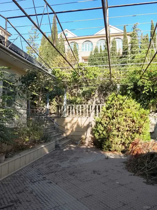 Satılır 8 otaqlı həyət evi 400 m²