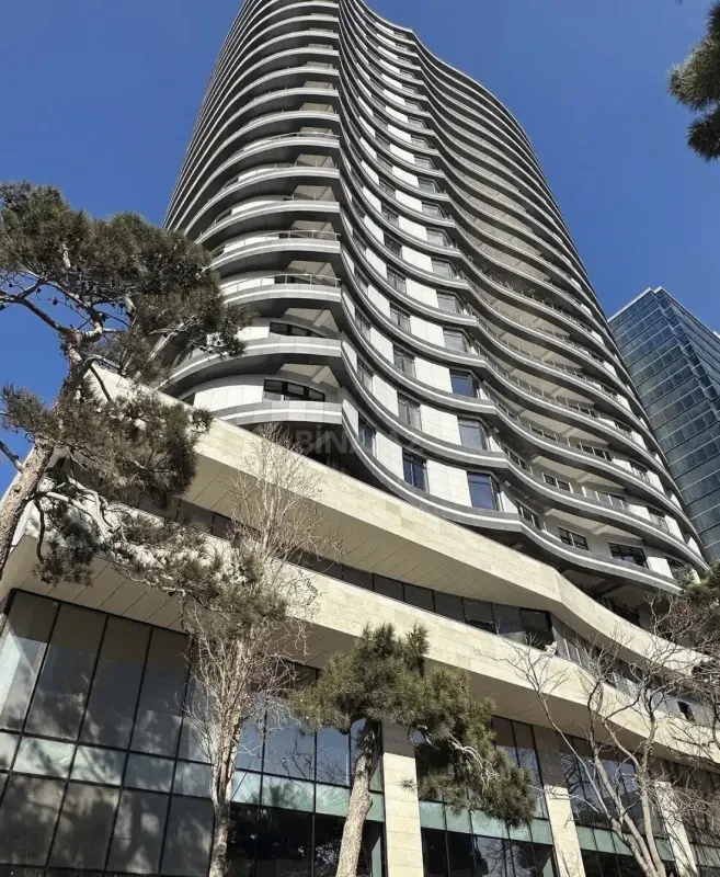 Satılır 4 otaqlı mənzil 162 m²