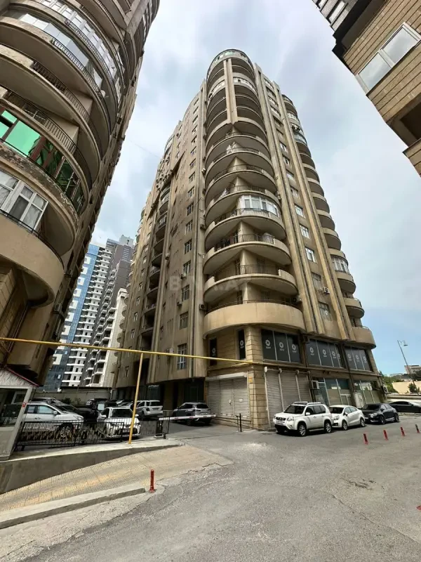 Satılır 4 otaqlı mənzil 185 m²