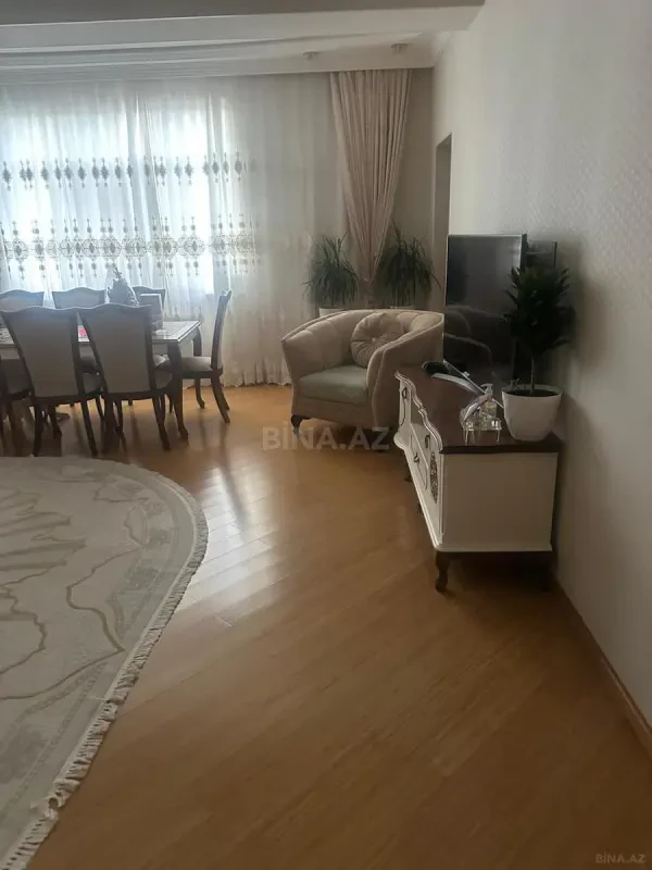 Satılır 4 otaqlı mənzil 183 m²