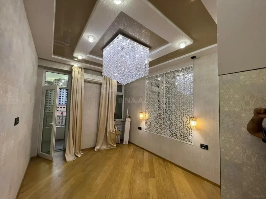 Satılır 4 otaqlı mənzil 180 m²