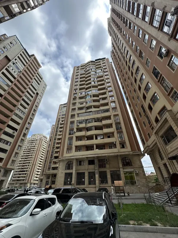 Satılır 3 otaqlı mənzil 170 m²