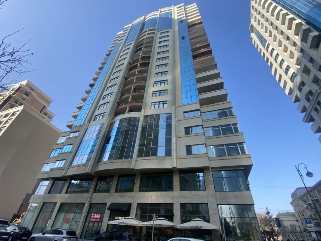 Satılır 4 otaqlı mənzil 261 m²