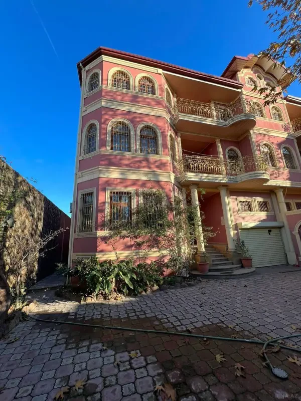 Kirayə verilir 10 otaqlı həyət evi 700 m²