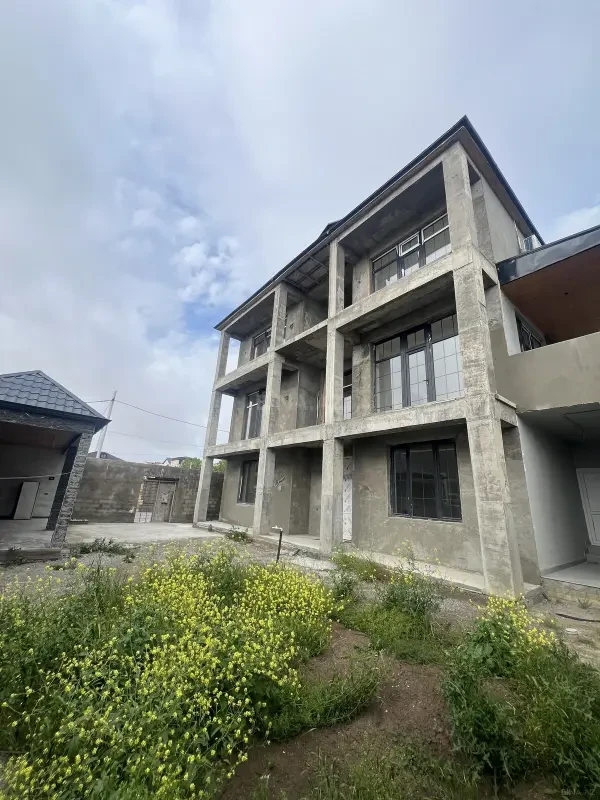 Satılır 12 otaqlı həyət evi 650 m²