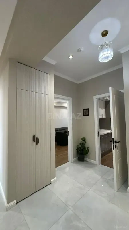 Satılır 4 otaqlı mənzil 121 m²
