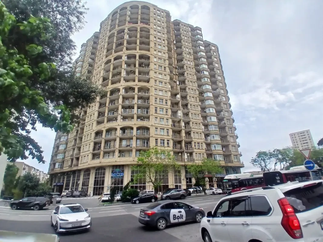 Satılır 3 otaqlı mənzil 158 m²