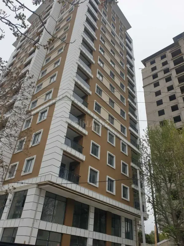 Satılır 3 otaqlı mənzil 136 m²