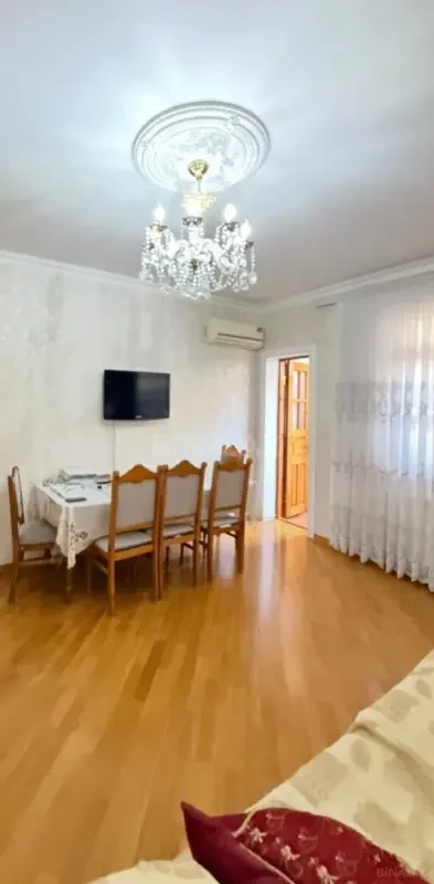 Satılır 5 otaqlı mənzil 130 m²