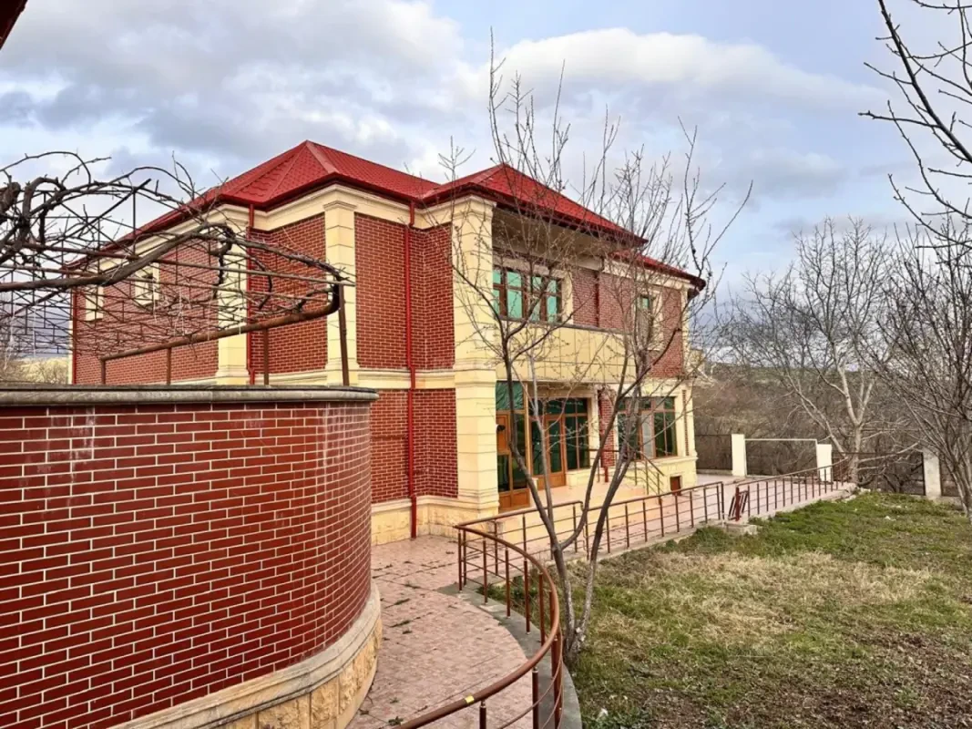Satılır 6 otaqlı həyət evi 270 m²