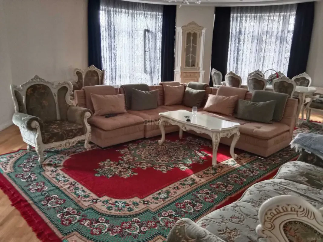Kirayə verilir 4 otaqlı mənzil 200 m²