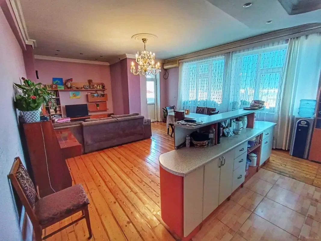 Satılır 4 otaqlı mənzil 130 m²