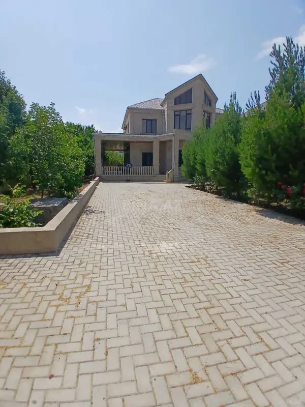 Satılır 7 otaqlı həyət evi 300 m²