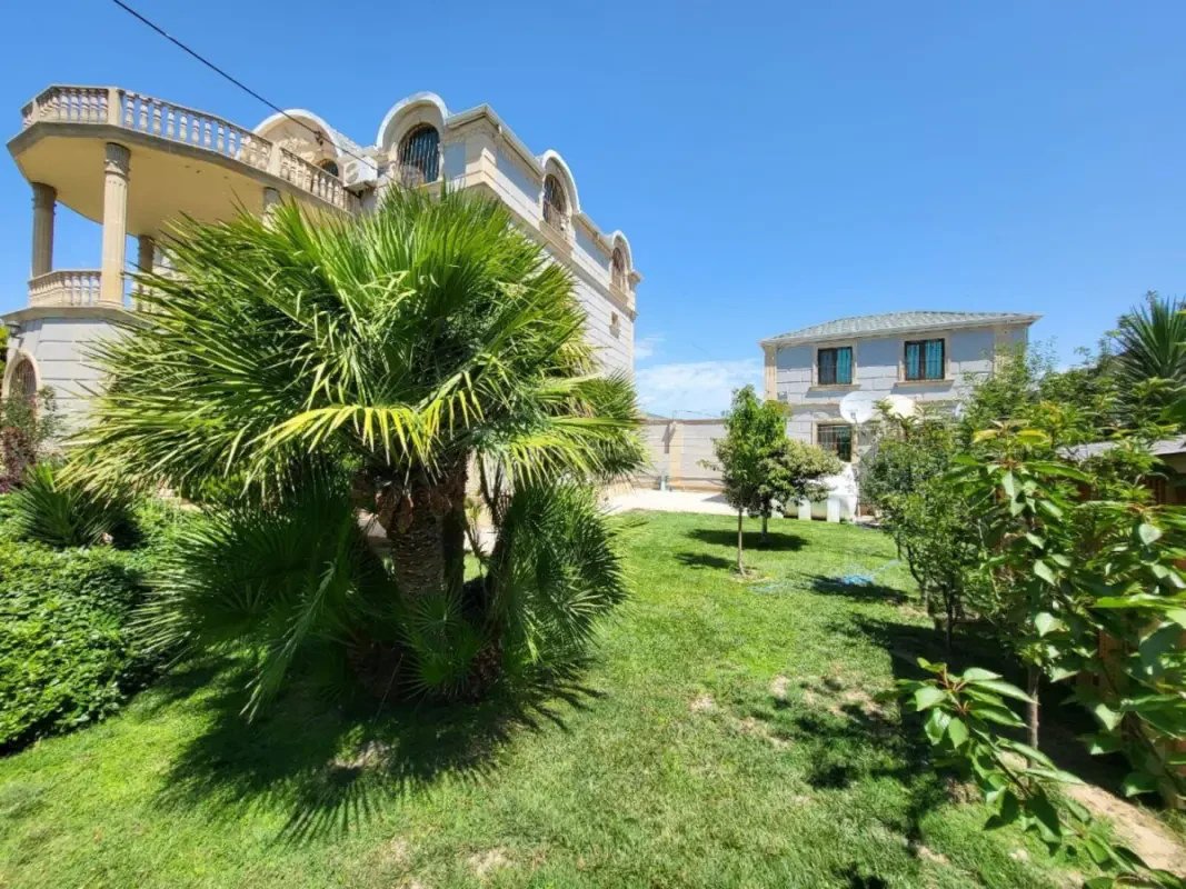 Satılır 14 otaqlı həyət evi 900 m²