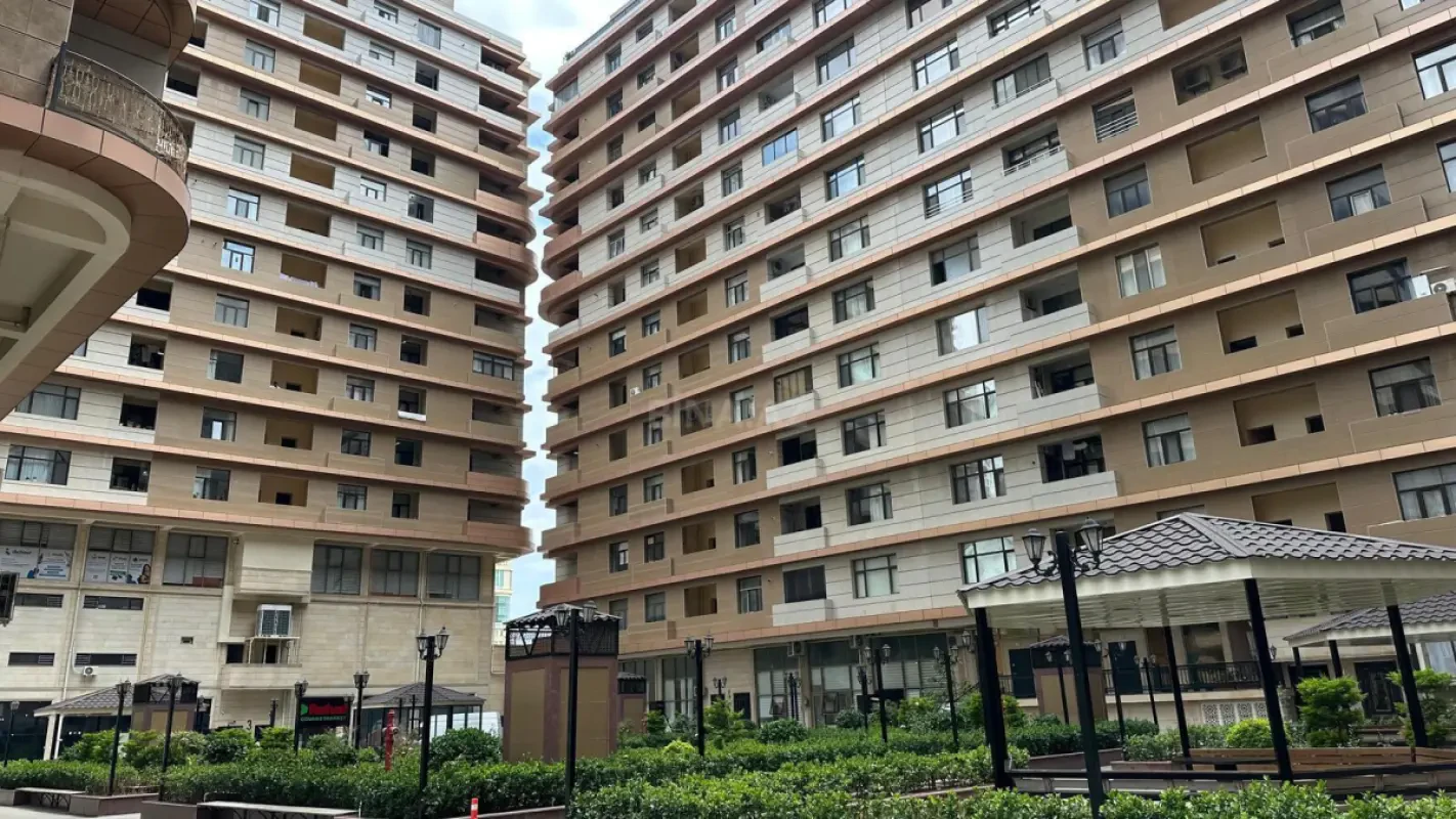 Satılır 5 otaqlı mənzil 300 m²