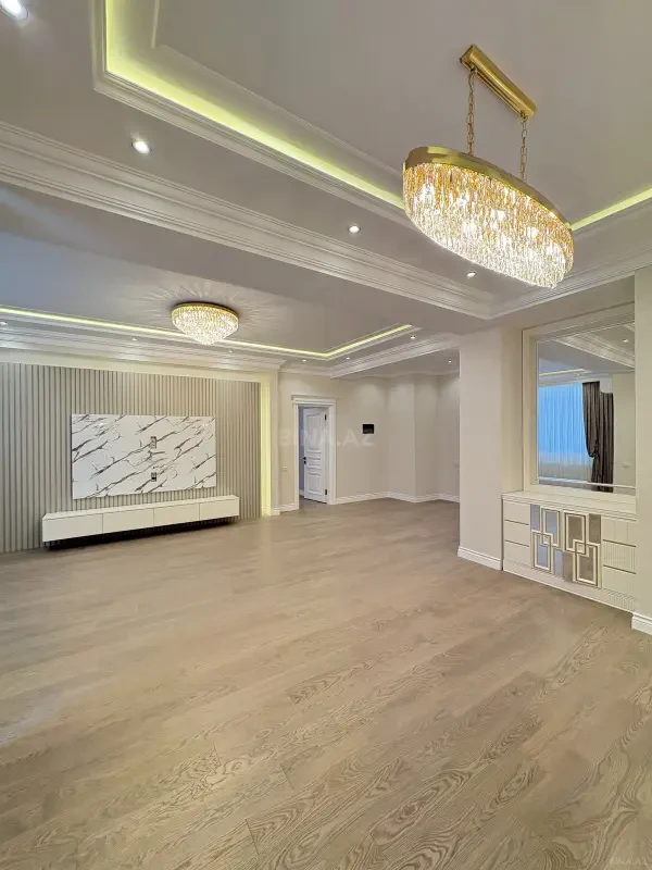 Satılır 4 otaqlı mənzil 206 m²