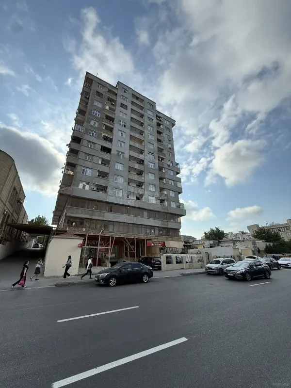 Satılır 3 otaqlı mənzil 118 m²