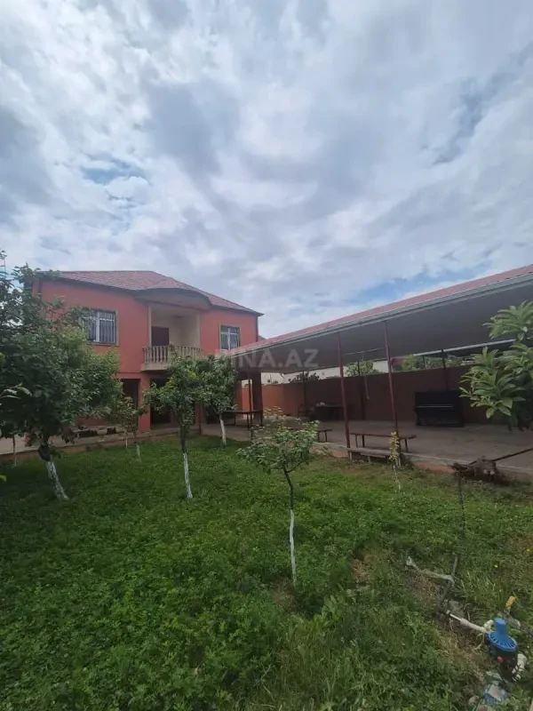Satılır 5 otaqlı həyət evi 400 m²