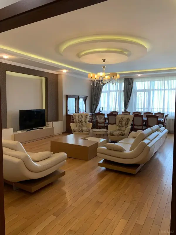 Satılır 4 otaqlı mənzil 187 m²