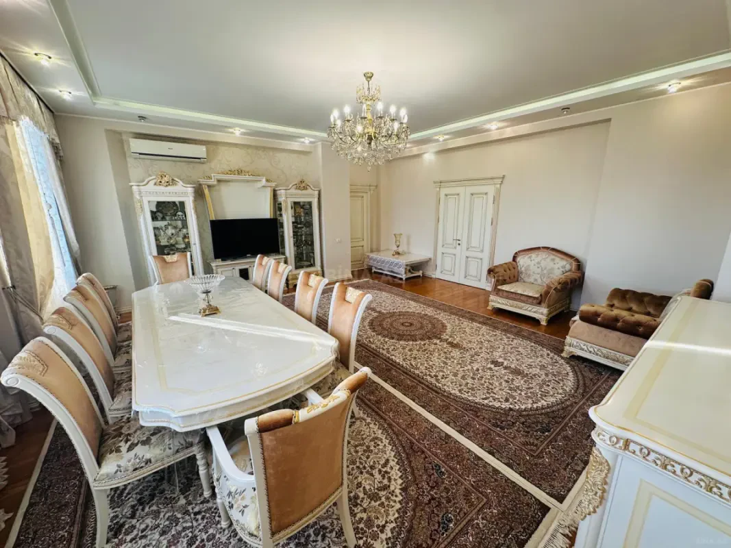 Satılır 6 otaqlı mənzil 233 m²