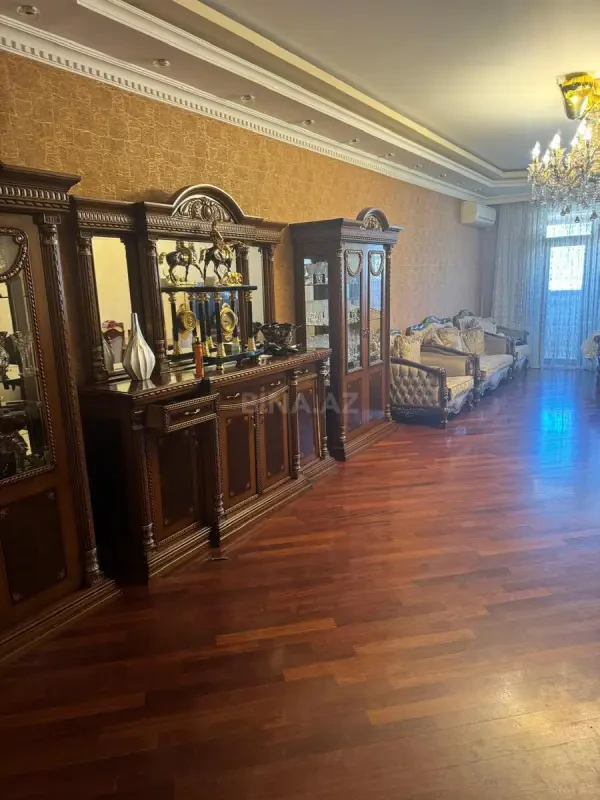 Satılır 4 otaqlı mənzil 170 m²