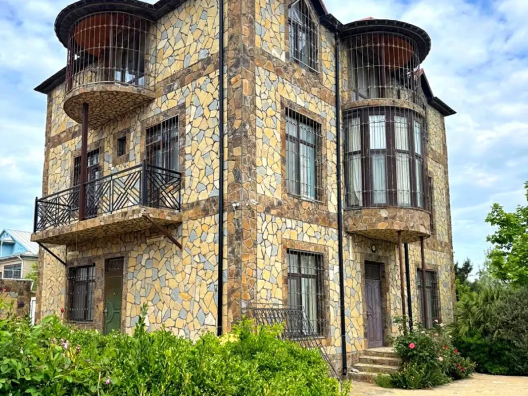 Satılır 7 otaqlı həyət evi 400 m²