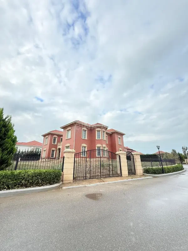 Satılır 10 otaqlı həyət evi 500 m²