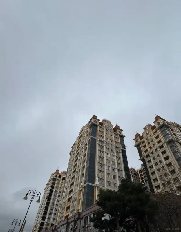 Satılır 7 otaqlı mənzil 380 m²