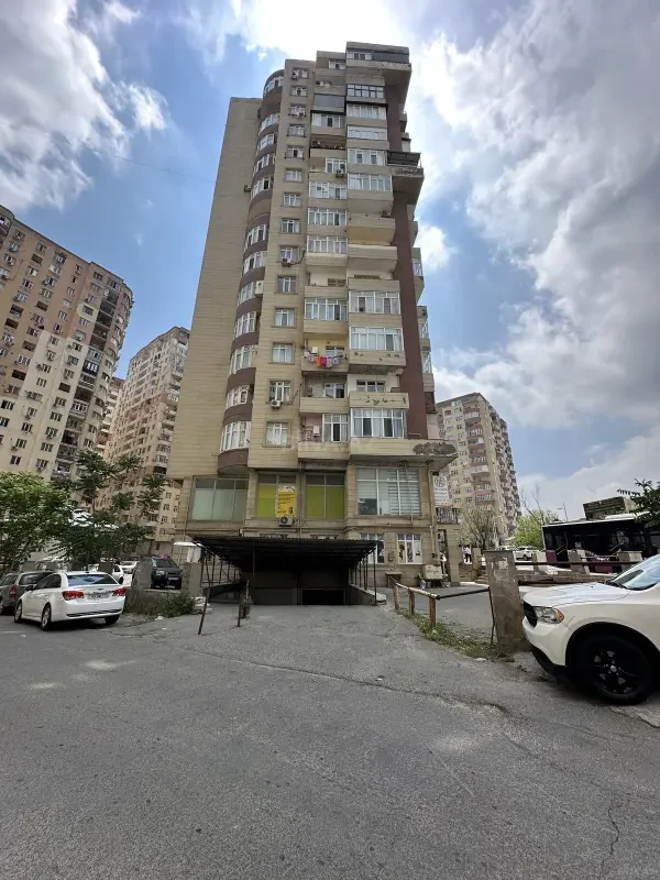 Satılır 4 otaqlı mənzil 120 m²