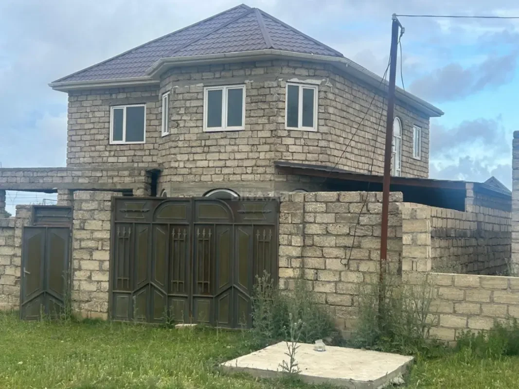 Satılır 5 otaqlı həyət evi 250 m²