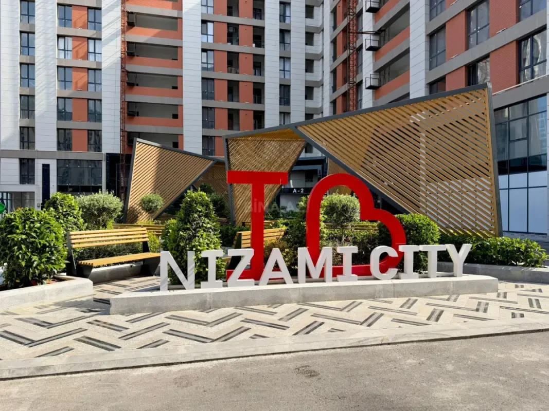 Satılır 4 otaqlı mənzil 130 m²