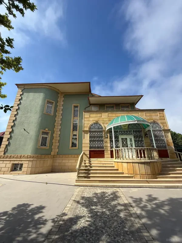 Kirayə verilir 10 otaqlı həyət evi 500 m²