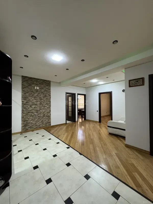 Satılır 4 otaqlı mənzil 175 m²