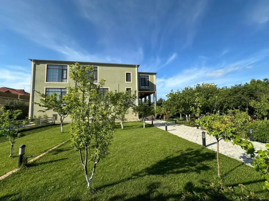 Satılır 10 otaqlı həyət evi 900 m²