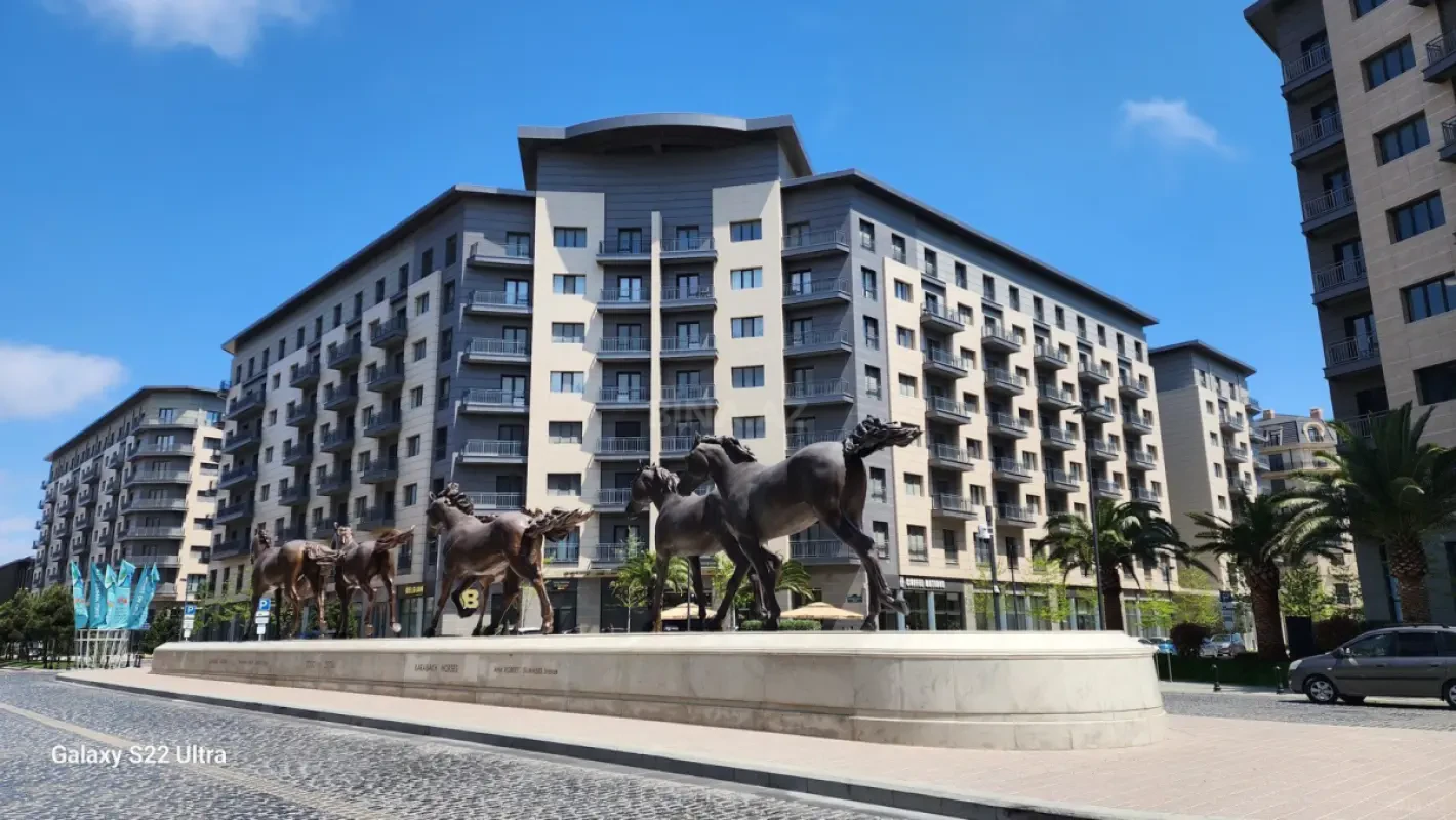 Satılır 5 otaqlı mənzil 202 m²