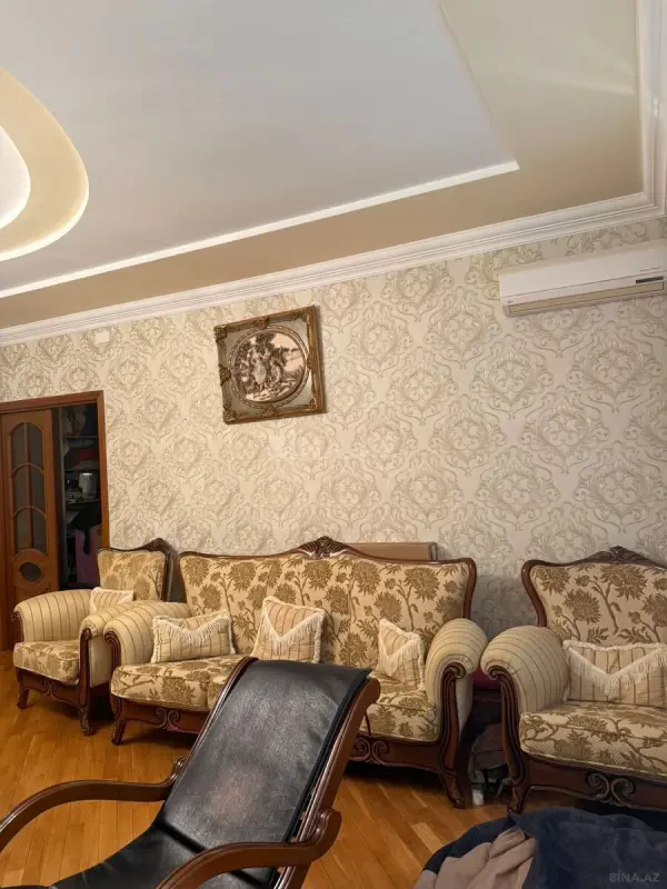 Satılır 5 otaqlı mənzil 180 m²