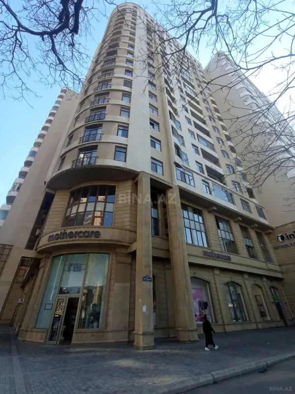 Satılır 4 otaqlı mənzil 221 m²
