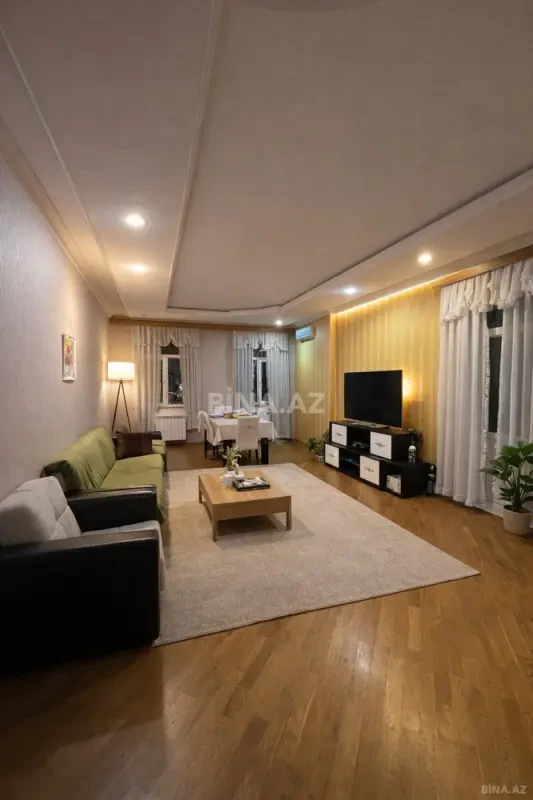 Satılır 3 otaqlı mənzil 135 m²