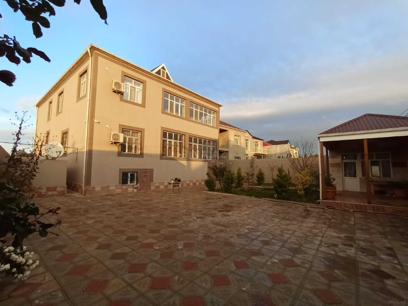 Satılır 11 otaqlı həyət evi 275 m²